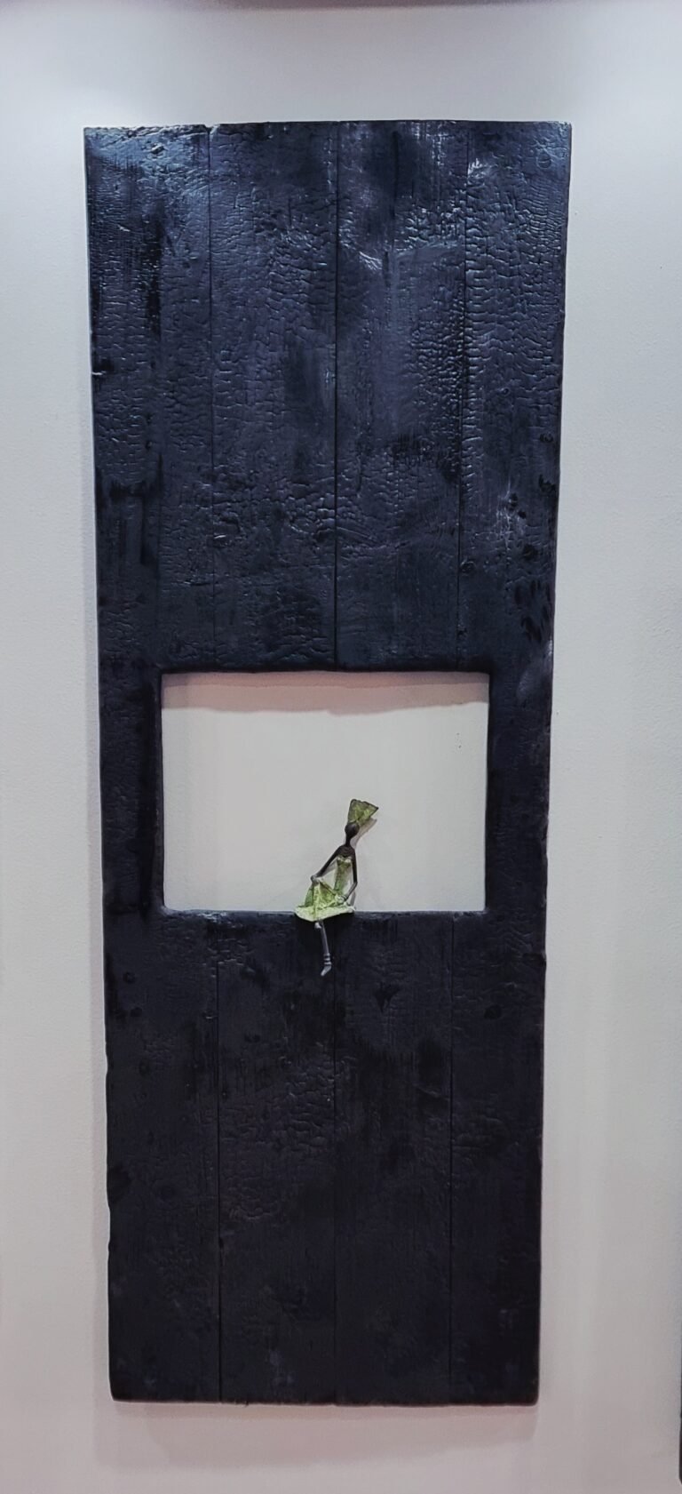 Porte artisanale en bois brûlé avec niche décorative et statuette