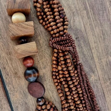 suspension décorative artisanale en perles de bois naturelles et formes sculptées, création Ayãm.