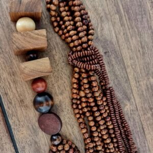 suspension décorative artisanale en perles de bois naturelles et formes sculptées, création Ayãm.